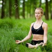 Natuuryoga Sessie In Mooie Groene Polijstbossen, Tussen Bomen. Meditatie - Jnana Mudra In Lotus Pose. Gezonde Levensstijl Concept Royalty-Vrije Foto, Plaatjes, Beelden en Stock Fotografie. Image 61595488